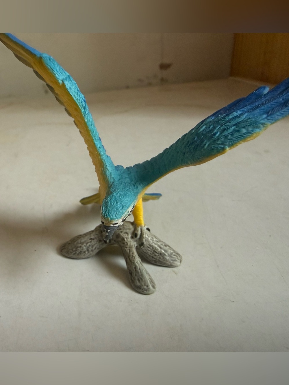 Schleich blue and yellow macaw animal toy EUC